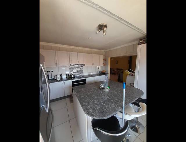 3 BEDROOM HOUSE FOR SALE IN DERSLEY